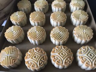 19、广式五仁月饼,送人烤箱19度18分钟上色后即可