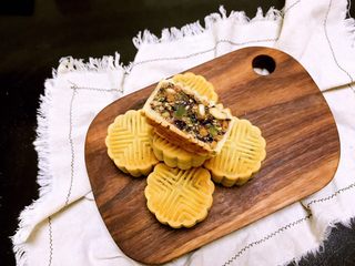 20、广式五仁月饼,切一块尝尝,酸酸甜甜的好好吃啊