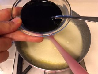 8、健康夏日《黑芝麻冰淇淋》【冷饮】,趁机放进黑芝麻糊,搅拌均匀,中途小火加热,如果温度高,关火略微降温,然后在开火加热。