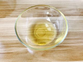 3、广式月饼---50克月饼,花生油！一定是花生油哦～只有花生油才能做出广式月饼的味道哦！