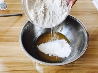 4、广式月饼---50克月饼,全部倒进去就可以