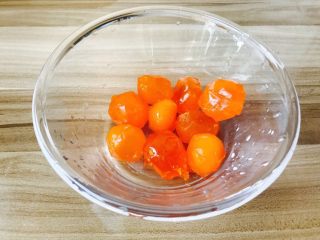 5、广式月饼---50克月饼,接下来，就是准备咸蛋黄 我是在网上买的哦 