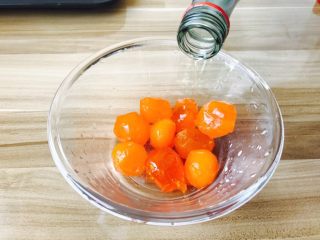 6、广式月饼---50克月饼,倒些白酒 为了去腥用的