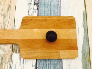 7、广式月饼---50克月饼,用豆沙包好蛋黄