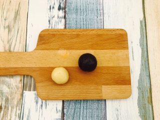 8、广式月饼---50克月饼,准备出20g的皮 包30g的刚才包好的豆沙蛋黄馅