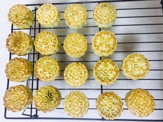 10、广式月饼---50克月饼,放一会儿就会稍微回油