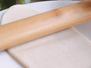 5、酥皮豆沙月饼,擀成牛舌状，自上而下卷起来。