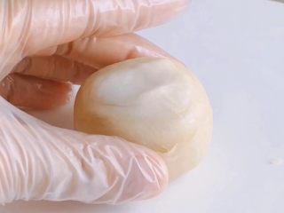 11、酥皮豆沙月饼,捏紧收口