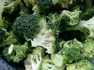 3、迷迭香黑胡椒牛排,西蓝花洗净，用手掰成小瓣