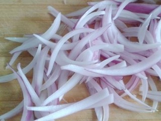 5、迷迭香黑胡椒牛排,洋葱去皮洗净，大部分切丝，留出一小不分切末