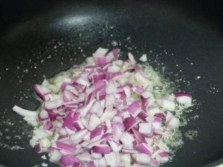 7、迷迭香黑胡椒牛排,倒入洋葱碎、一半的蒜蓉、1勺黑胡椒，1勺蚝油，2勺生抽，1勺番茄酱，1勺糖，炒香