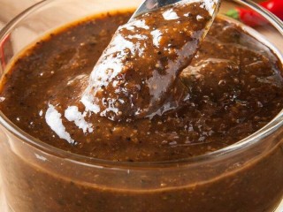 9、迷迭香黑胡椒牛排,起锅前淀粉加水，调好后倒入搅拌一下粘稠即可