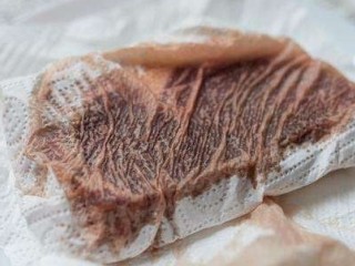 10、迷迭香黑胡椒牛排,解冻好的牛排用厨房纸吸干表面水分