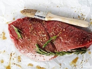 13、迷迭香黑胡椒牛排,再撒一层迷迭香