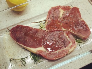 14、迷迭香黑胡椒牛排,用保鲜膜包好，放入冰箱冷藏2小时