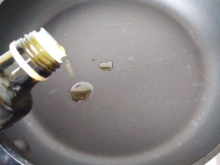 15、迷迭香黑胡椒牛排,平底锅中均匀的刷一层橄榄油