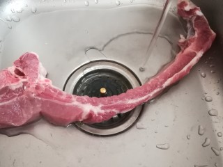 1、排骨怎样做好吃~生炒排骨,将排骨清洗干净