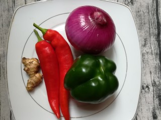 3、排骨怎样做好吃~生炒排骨,准备青红辣椒，洋葱和姜块