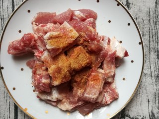 4、排骨怎样做好吃~生炒排骨,砍好的排骨放入盘子里，下腌肉粉