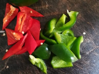 7、排骨怎样做好吃~生炒排骨,青红椒，洋葱洗干净后切三角块