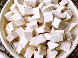 2、超级好吃百搭的芋泥馅,切成小块更易熟哦