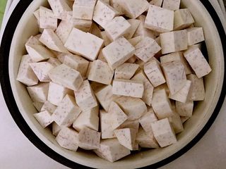 3、超级好吃百搭的芋泥馅,隔水蒸30分钟左右