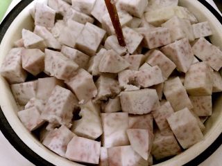 4、超级好吃百搭的芋泥馅,用筷子轻松穿透就可以了