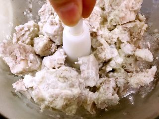 5、超级好吃百搭的芋泥馅,蒸熟的芋头用料理机打碎，份量大我分了两次来打，淡奶油也分成两次加入一起打（如果很干打不动可以适当加一些牛奶，不可多以免后面炒制时间过长）