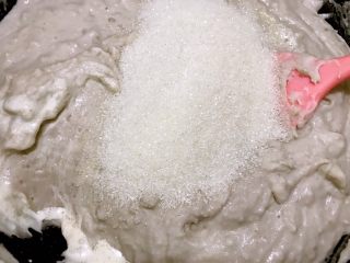 7、超级好吃百搭的芋泥馅,打好的芋泥一次加入白糖放入不粘锅里
