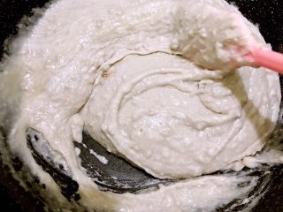 8、超级好吃百搭的芋泥馅,先中火翻炒至冒泡，再转最小火慢炒（一定要不停翻炒哦不然糊底）