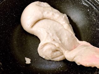 12、超级好吃百搭的芋泥馅,炒馅儿是个力气活，大家别心急慢慢炒。图中开始抱团了