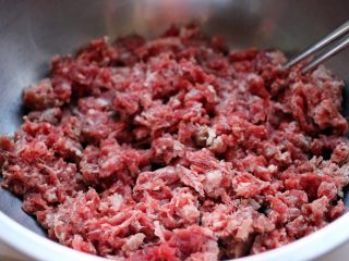 1、豆腐牛肉丸子,牛肉用刀剁碎放入盆中