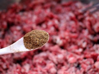 2、豆腐牛肉丸子,加入花椒粉