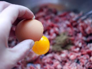3、豆腐牛肉丸子,打入一个鸡蛋