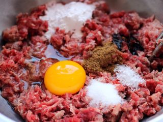 4、豆腐牛肉丸子,加入味精和木薯淀粉、老抽和适量盐搅拌上劲后