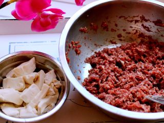 5、豆腐牛肉丸子,南豆腐提前切块焯水后备用