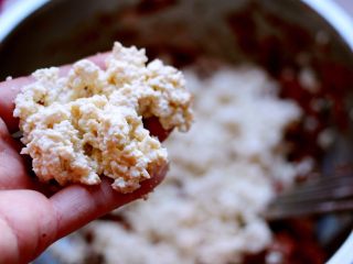 6、豆腐牛肉丸子,把豆腐用手搓成碎泥、加入肉馅中