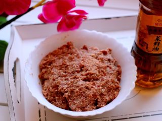 7、豆腐牛肉丸子,顺着一个方向搅拌上劲后即可