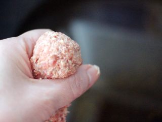10、豆腐牛肉丸子,待油烧至六成热时、把搅拌好的肉馅放在手的虎口处挤出圆圆的丸子、放入锅中