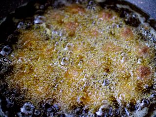 12、豆腐牛肉丸子,丸子的两面金黄色即可