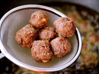 13、豆腐牛肉丸子,炸好的丸子捞出沥干油分