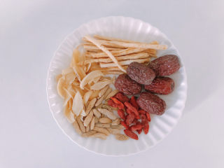 1、老鸭煲,准备好中药材：沙参，百合，麦冬，红枣，枸杞。