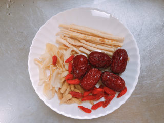 2、老鸭煲,用水把中药材清洗干净。