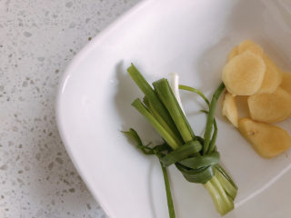 3、老鸭煲,把姜切片，葱打结。
