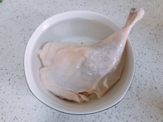 4、老鸭煲,准备好一支鸭腿。