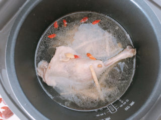 8、老鸭煲,再继续炖煮45分钟，我这里不小心掉了几颗枸杞进去哈。