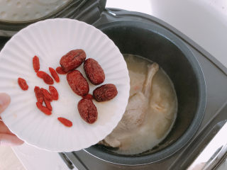 9、老鸭煲,45分钟之后，再加入红枣和枸杞。