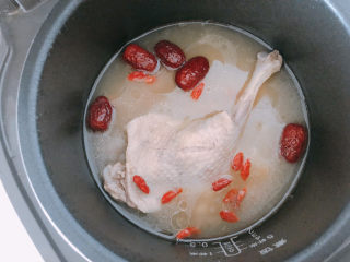 10、老鸭煲,继续炖煮15分钟。