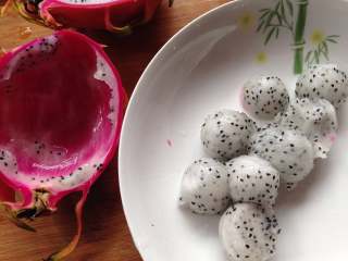 2、鲜果沙巴翁,火龙果切两半，用挖球器挖成小球