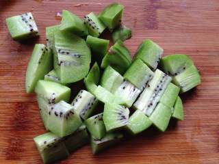 3、鲜果沙巴翁,猕猴桃去皮切丁